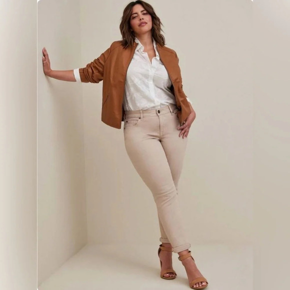 TORRID Boyfriend Straight Vintage Stretch Mid-Rise Tan Cream Jean Size 18T NEW - Picture 1 of 11